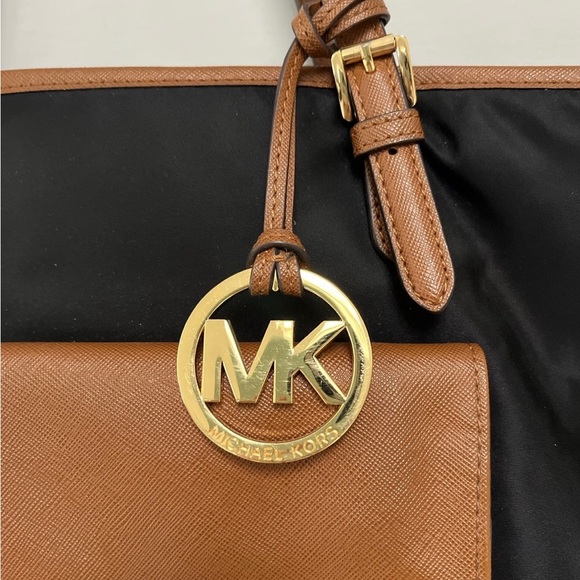 Michael Kors Jet Set Multi Pocket Purse - Picture 2 of 7